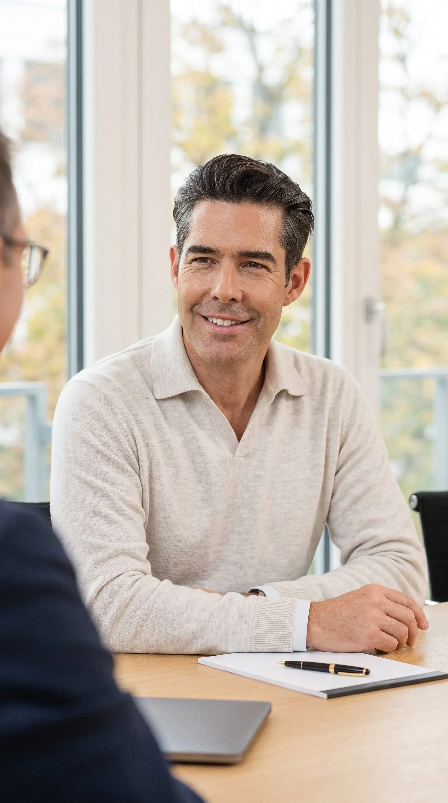 Michael Beglinger im Gespräch am Besprechungstisch